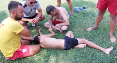 Boğulma tehlikesi geçiren çocuğu babası kurtardı