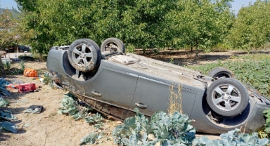 Çarpışan otomobillerden birinin bahçeye devrildiği kazada 3 kişi yaralandı