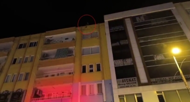 Çatıda intihara kalkışan genç yürekleri ağza getirdi
