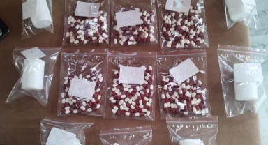 Cips paketine gizlenmiş uyuşturucu hap ele geçirildi