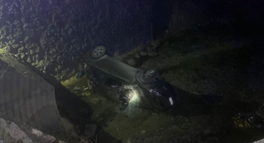 Dereye devrilen otomobildeki 3 kişi yaralandı