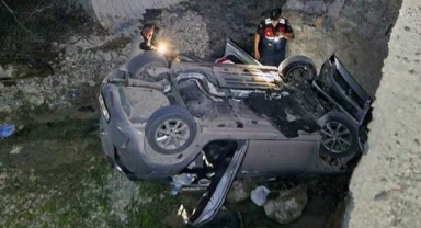 Dereye devrilen otomobildeki 5 kişi yaralandı