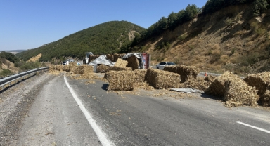 Devrilen tırın sürücüsü yaralandı