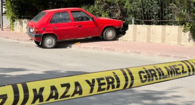 Dur ihtarına uymadı önce polise ardından duvara çarptı: Ehliyetsiz sürücü hastaneye kaldırıldı