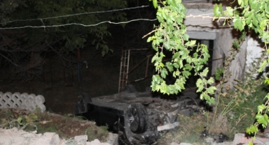 Ehliyetsiz sürücü evin bahçesine uçtu: 3 yaralı