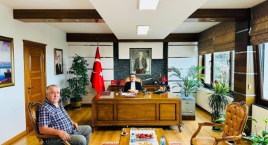 Emekli Okul Müdürü Hikmet İlhami Temel, Kaymakam Ahmet Kavanoz’u Ziyaret Etti