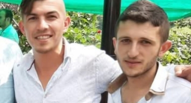 Evinde 2 arkadaşını öldürüp teslim oldu