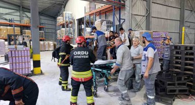 Fabrikada palet makinesine sıkışan işçi ağır yaralandı