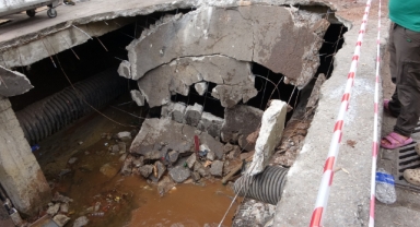 Faciadan dönüldü! Beton zemin çöktü, hafriyat kamyonu içine düştü   