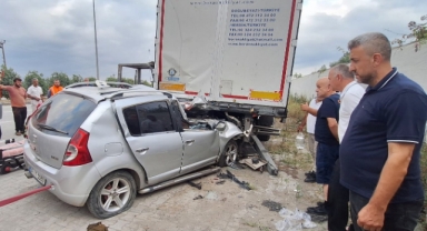 Feci kaza: Çekiciye bağlı römorka çarpan otomobildeki 1 kişi öldü, 3 kişi yaralandı
