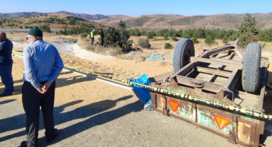Feci Kazada Buğday Yüklü Traktör Devrildi: 2 Kişi Hayatını Kaybetti