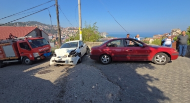 Freni arızalanan otomobilin 2 araca çarpması sonucu 4 kişi yaralandı