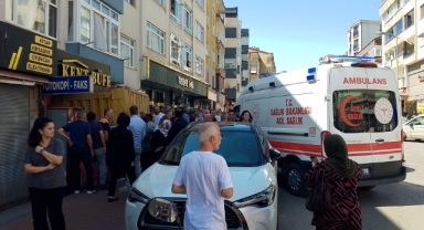 Freni boşalan kamyon park halindeki araçlara çarpıp iş yerine girdi