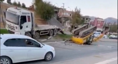 Freni boşalan tır, otomobili böyle sürükledi: O anlar kamerada