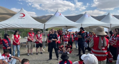 Genç Kızılay Erzurum Kampı Tamamlandı: Giresunlu Gençler Afet Çadırlarında Eğitim Gördü