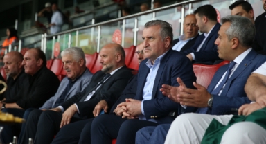 Gençlik ve Spor Bakanı Osman Aşkın Bak, Karadeniz-Hazar Ülkeleri Karate Şampiyonası'nın açılışına katıldı