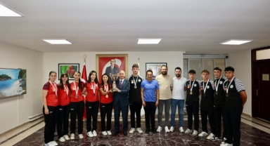 Giresun’a Çifte Şampiyonluk Gururu: Vali Serdengeçti Espiye Es Es Spor Kulübü’nü Tebrik Etti