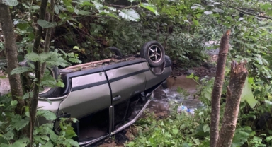 Giresun’da Korkutan Kaza: Araç Dere Yatağına Yuvarlandı, 3 Kişi Yaralandı