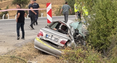 Hafriyat kamyonu ile çarpışan otomobildeki çocuk öldü, baba ağır yaralandı