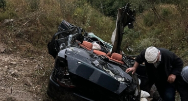 Hurdaya dönen otomobil iki kişiye mezar oldu