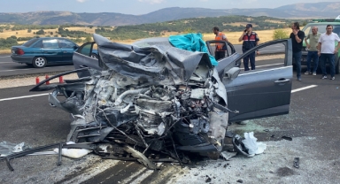 İki otomobil kafa kafaya çarpıştı! Ölü ve yaralılar var