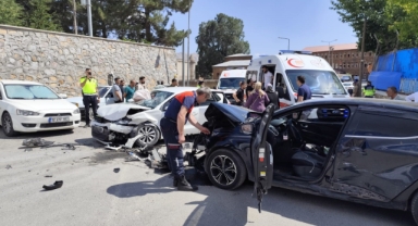 İki otomobilin çarpıştığı feci kaza  5’i çocuk 10 kişi yaralandı