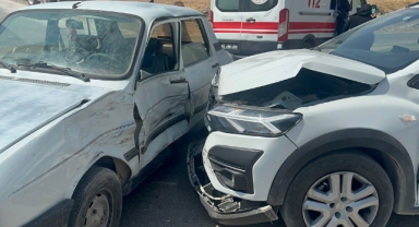 İki otomobilin çarpıştığı feci kazada 5 kişi yaralandı