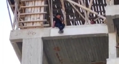 İnşaatta İntihar Girişimi! Ekipler Seferber Oldu, O Anlar Böyle Kaydedildi