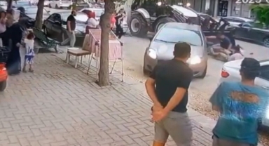 İş makinesi operatörü 5 araca çarptı, kepçesine aldığı 2 yaya yaralandı