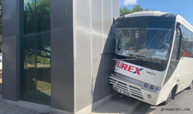 İşçi servisi direğe çarptı: 16 yaralı