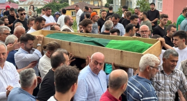 Kadın Cinayeti Yine Önlenemedi: Sinem Topaloğlu’nun Giresun’daki Cenazesinde Gözyaşları Sel Oldu