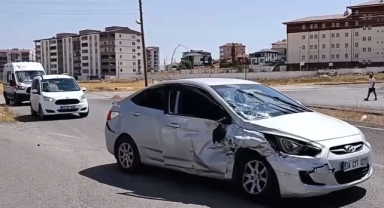 Kamyonet ile otomobilin çarpıştığı kazada 6 kişi yaralandı
