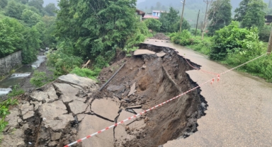 Karadeniz'in o kentinde heyelan! 2 köy yolu ulaşıma kapandı