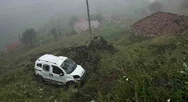 Karadeniz'in o kentinde sis nedeniyle araç şarampole yuvarlandı: 5 yaralı