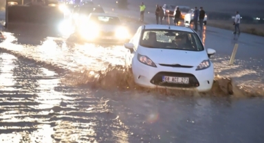 Karayolunu sel vurdu: Yol trafiğe kapandı