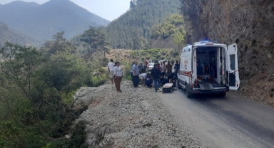 Kayalıklara çarpan otomobil yan yattı: 3 yaralı