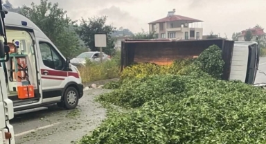 Kaza sonrası yola saçılan kamyon kasasındaki 10 ton çayı böyle temizlediler   