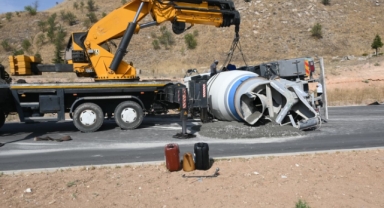 Kontrolden çıkan beton mikseri refüje devrildi: 1 yaralı