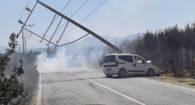 Kontrolden çıkan kamyonet elektrik direğini yerle bir etti