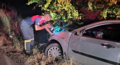 Kontrolden çıkan otomobil ağaca çarptı: 2 yaralı