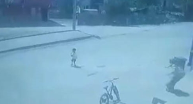 Koşarak caddeye çıkan 4 yaşındaki çocuğa otomobil böyle çarptı