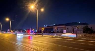 Markete gitmek isteyen anne ve kızına otomobil çarptı: Anne öldü, kızı ağır yaralandı