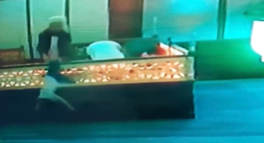 Namazını bozan imam yüksekten düşen çocuğu havada böyle yakaladı