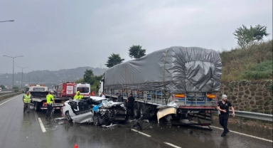 Ordu Çevre Yolu'nda Korkunç Kaza: Araç Park Halindeki Tıra Çarptı, 1 Ölü 2 Yaralı