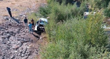 Otomobil dere yatağına uçtu: 2 kişi hayatını kaybetti