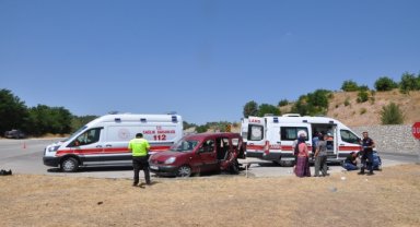 Otomobil ile Hafif Ticari Araç Çarpıştı: 10 Yaralı