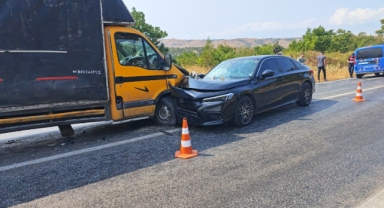 Otomobil ile kamyonet kafa kafaya çarpıştı! Feci kazada 6 kişi yaralandı