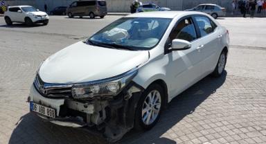 Otomobil kamyonla çarpıştı : 3 kişi yaralandı