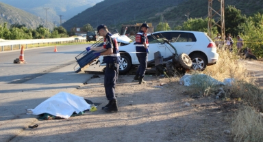 Otomobil patpatla çarpıştı: Anne ile oğlu hayatını kaybetti