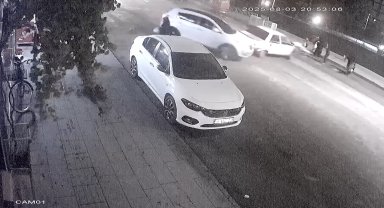 Otomobil, yaya geçidinde duran araca böyle çarptı: 2 yaralı